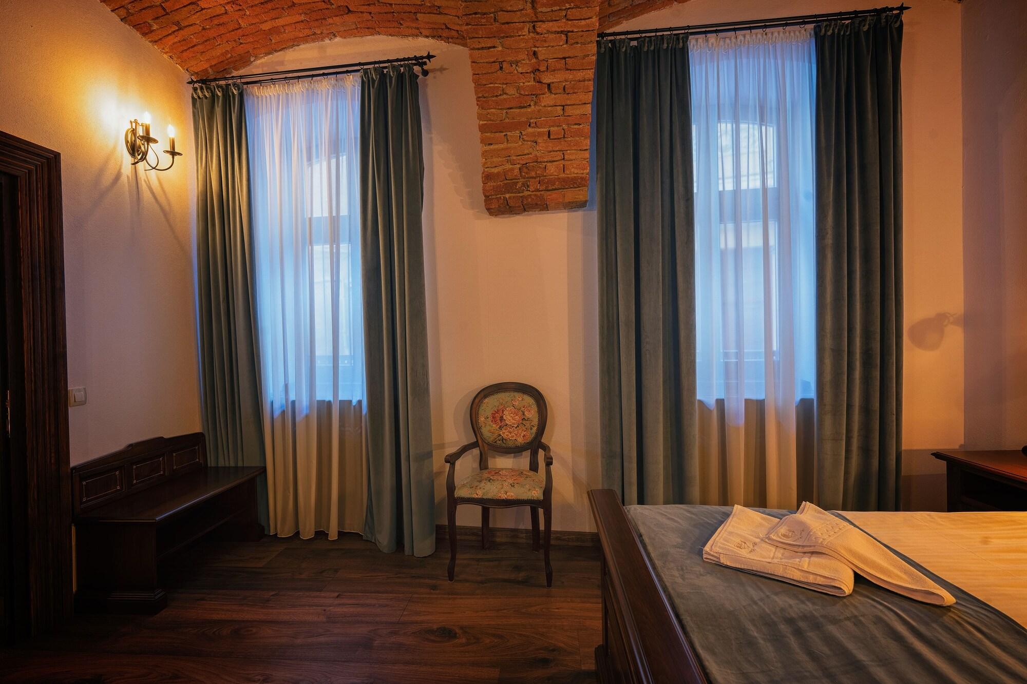 Boutique Casa Chitic -hotel And Restaurant Str Johann Gott Nr7
