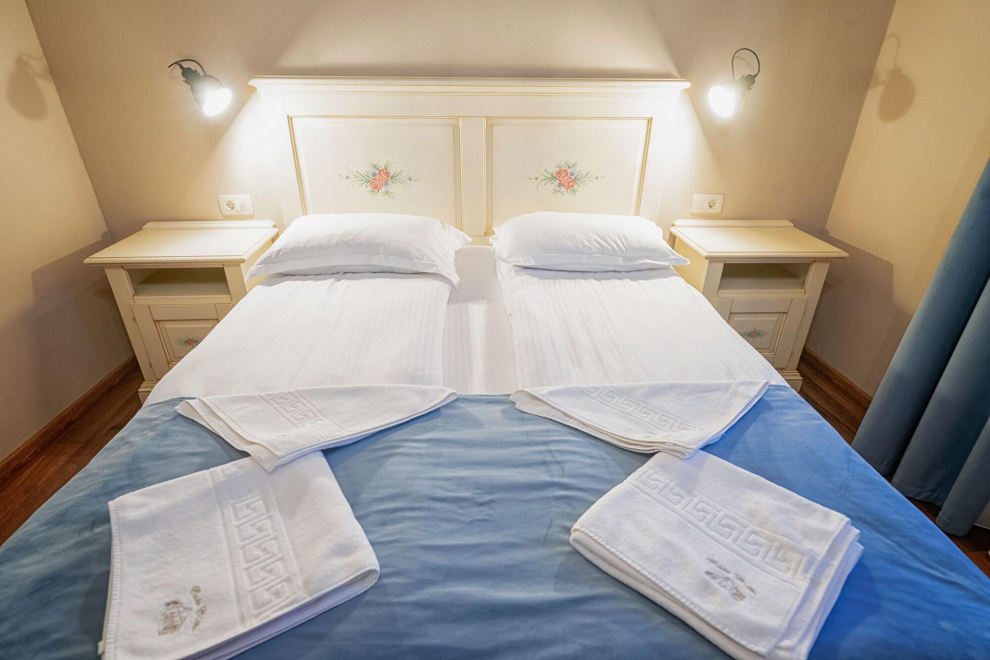 Hotel Boutique Casa Chitic -hotel And Restaurant Str Johann Gott Nr7