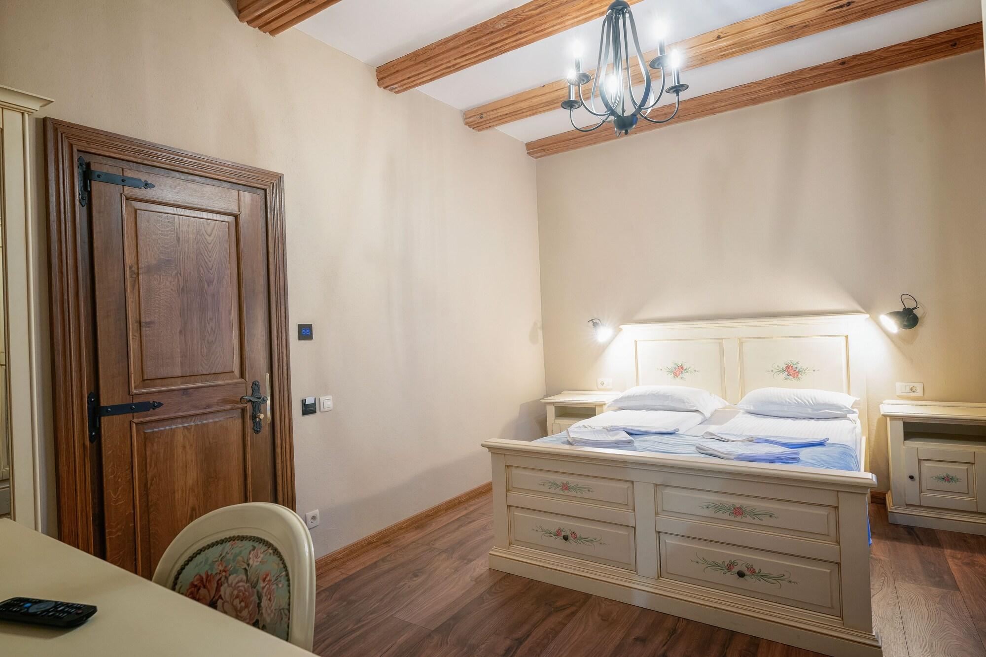 Boutique Casa Chitic -hotel And Restaurant Str Johann Gott Nr7