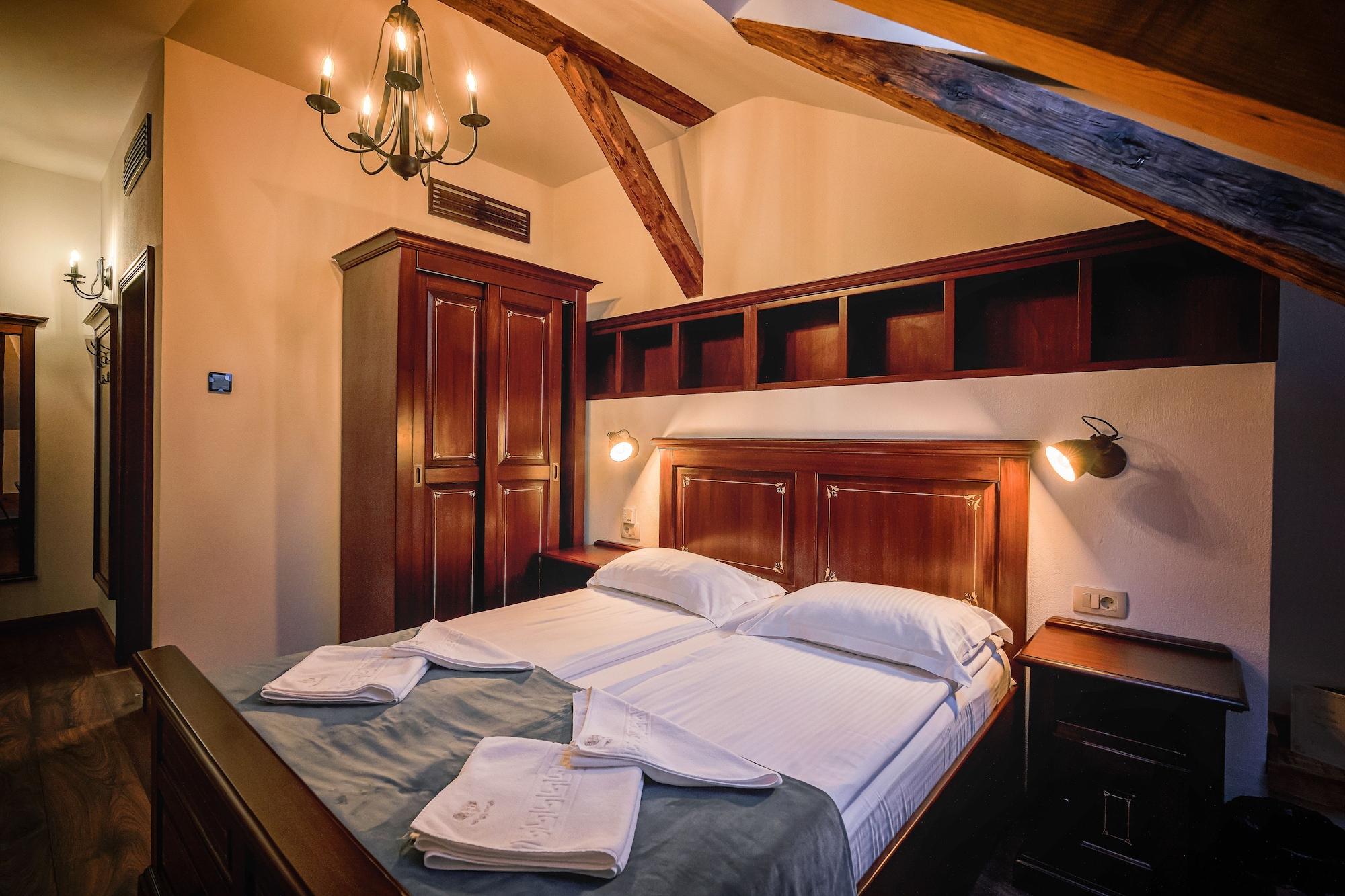 Hotel Boutique Casa Chitic -hotel And Restaurant Str Johann Gott Nr7 Brasov