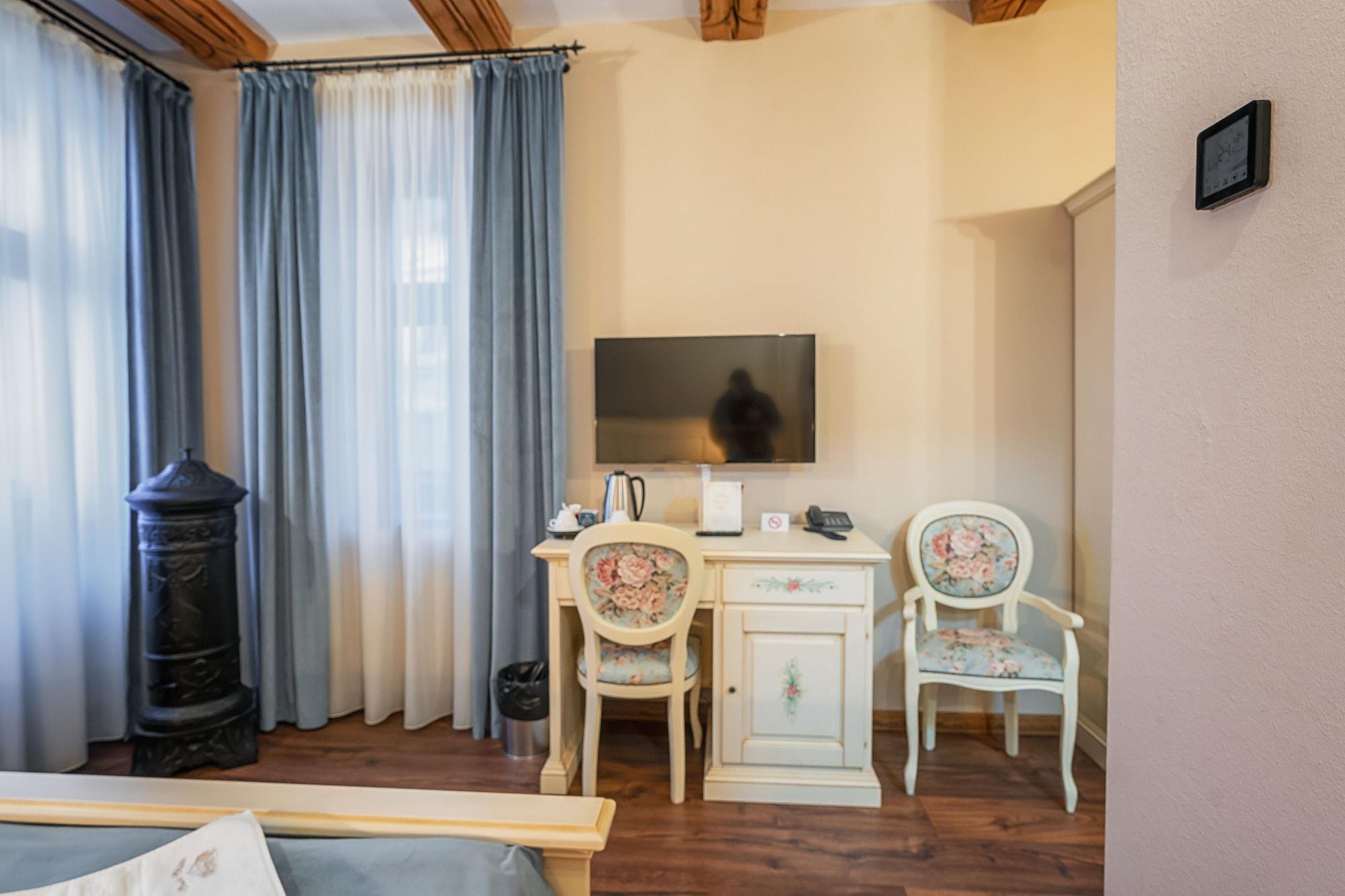 Boutique Casa Chitic -hotel And Restaurant Str Johann Gott Nr7 3*