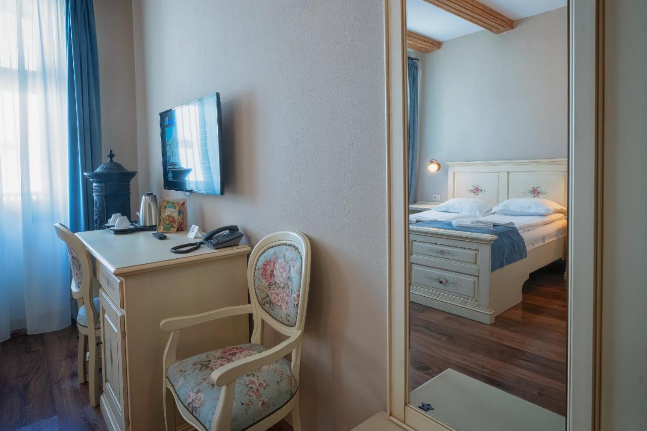 Hotel Boutique Casa Chitic -hotel And Restaurant Str Johann Gott Nr7 Brasov