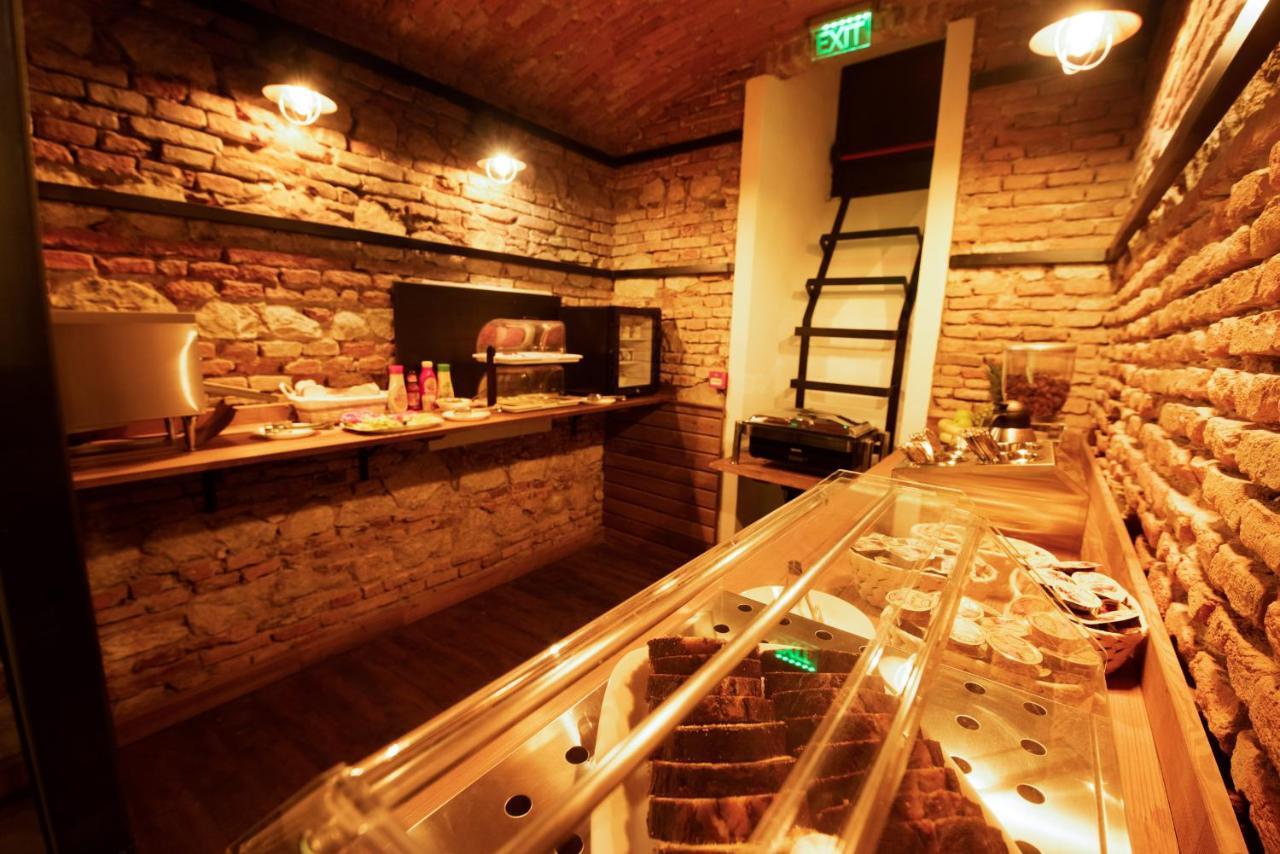 Boutique Casa Chitic -hotel And Restaurant Str Johann Gott Nr7
